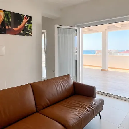 Almarea Apartment Ciro Marina